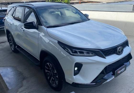 TOYOTA HILUX SW4 2.8 D-4D TURBO DIESEL DIAMOND 7L 4X4 AUTOMÁTICO TOYOTA HILUX SW4 2.8 D-4D TURBO DIESEL DIAMOND 7L 4X4 AUTOMÁTICO